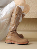 Botas longas castanhas com fecho de correr atrás e bordado