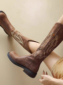 Botas longas castanhas com fecho de correr atrás e bordado