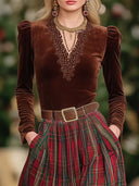 Set maglietta a maniche lunghe con scollo a V in pizzo e gonna a quadri rossa