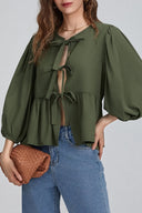 Blusa con maniche a sbuffo, peplo e fiocco