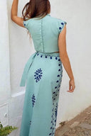 Set top corto con stampa etnica e gonne midi avvolgenti con laccio