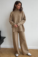 Completo maglione dolcevita con spacco e pantaloni larghi a maglia