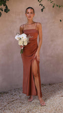 Vestido de tirantes con abertura a la moda