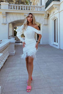 Französisches Ein-Schulter Feder Minikleid