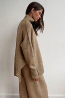 Completo maglione dolcevita con spacco e pantaloni larghi a maglia