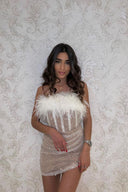 Abito aderente con piume e paillettes