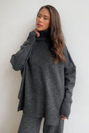 Completo maglione dolcevita con spacco e pantaloni larghi a maglia
