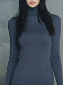 Vestido curto de malha com gola alta retro, punhos em renda e bainha plissada