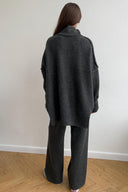 Completo maglione dolcevita con spacco e pantaloni larghi a maglia