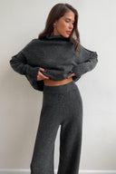 Completo maglione dolcevita con spacco e pantaloni larghi a maglia