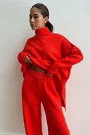Completo maglione dolcevita con spacco e pantaloni larghi a maglia