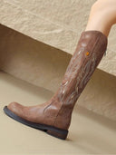 Botas longas castanhas com fecho de correr atrás e bordado