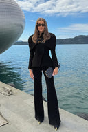 Overdreven skulder med metallspenne-topp