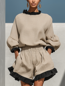 Beige bluse og shorts sæt i hørblanding med flæsekant