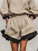 Beige bluse og shorts sæt i hørblanding med flæsekant