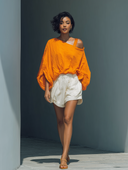 Conjunto de Top de Linho Laranja com Ombros Descobertos e Calções Brancos com Folhos