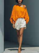 Conjunto de Top de Linho Laranja com Ombros Descobertos e Calções Brancos com Folhos