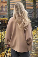 Ruhiger Luxus Asymmetrischer Cape Mantel