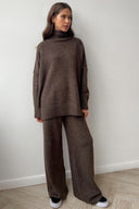 Completo maglione dolcevita con spacco e pantaloni larghi a maglia