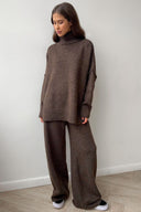 Completo maglione dolcevita con spacco e pantaloni larghi a maglia