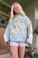 Fargerik blomsterpatchwork quiltet hettegenser