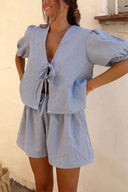 Completo con top a quadri con chiusura frontale a lacci e maniche a sbuffo e pantaloncini a vita elastica