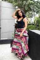 Falda midi geométrica multicolor vibrante con bajo asimétrico