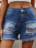 Shorts de mezclilla con dobladillo deshilachado y cierre de botones