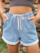 Jeansshorts mit Kordelzug und umgeschlagenem Saum