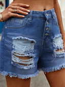 Shorts de mezclilla con dobladillo deshilachado y cierre de botones