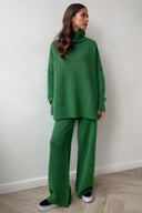 Completo maglione dolcevita con spacco e pantaloni larghi a maglia