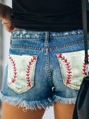 Trendige bedruckte Slim-Fit Jeansshorts mit Used-Look und Knöpfen