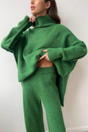 Completo maglione dolcevita con spacco e pantaloni larghi a maglia