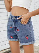 Short en jean avec cerises brodées