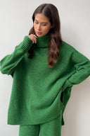 Completo maglione dolcevita con spacco e pantaloni larghi a maglia