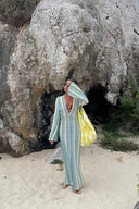 Vestido maxi de playa bohemio con escote en V, mangas acampanadas y crochet a rayas onduladas