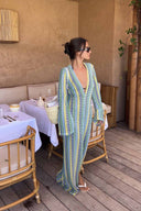Boho Maxikleid mit V-Ausschnitt, Glockenärmeln, welligem Streifenmuster und Häkelarbeit für den Strandurlaub