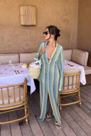 Boho Maxikleid mit V-Ausschnitt, Glockenärmeln, welligem Streifenmuster und Häkelarbeit für den Strandurlaub