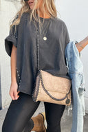 Maglietta oversize con maniche arrotolate e borchie