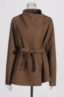 Asymmetrisch gestaltete Jacke