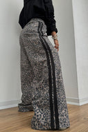 Volné kalhoty s leopardím vzorem ve street stylu