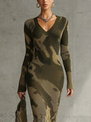 Robe midi kaki en maille camouflage à col en V avec ourlet à franges