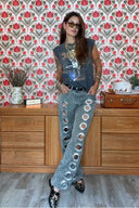 Jeans con ojales y estampado de leopardo