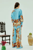Conjunto casual suelto con estampado floral vibrante