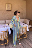 Boho Maxikleid mit V-Ausschnitt, Glockenärmeln, welligem Streifenmuster und Häkelarbeit für den Strandurlaub