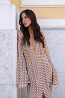 Boho Maxikleid mit V-Ausschnitt, Glockenärmeln, welligem Streifenmuster und Häkelarbeit für den Strandurlaub