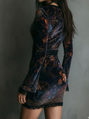 Vestido Mini Bodycon de Veludo com Estampa Floral Boho, Decote em V e Acabamento em Renda