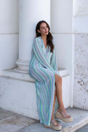 Boho Maxikleid mit V-Ausschnitt, Glockenärmeln, welligem Streifenmuster und Häkelarbeit für den Strandurlaub