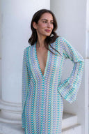 Boho Maxikleid mit V-Ausschnitt, Glockenärmeln, welligem Streifenmuster und Häkelarbeit für den Strandurlaub