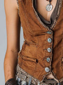 Gilet in denim caramello lavato con cuciture e bottoni in ottone